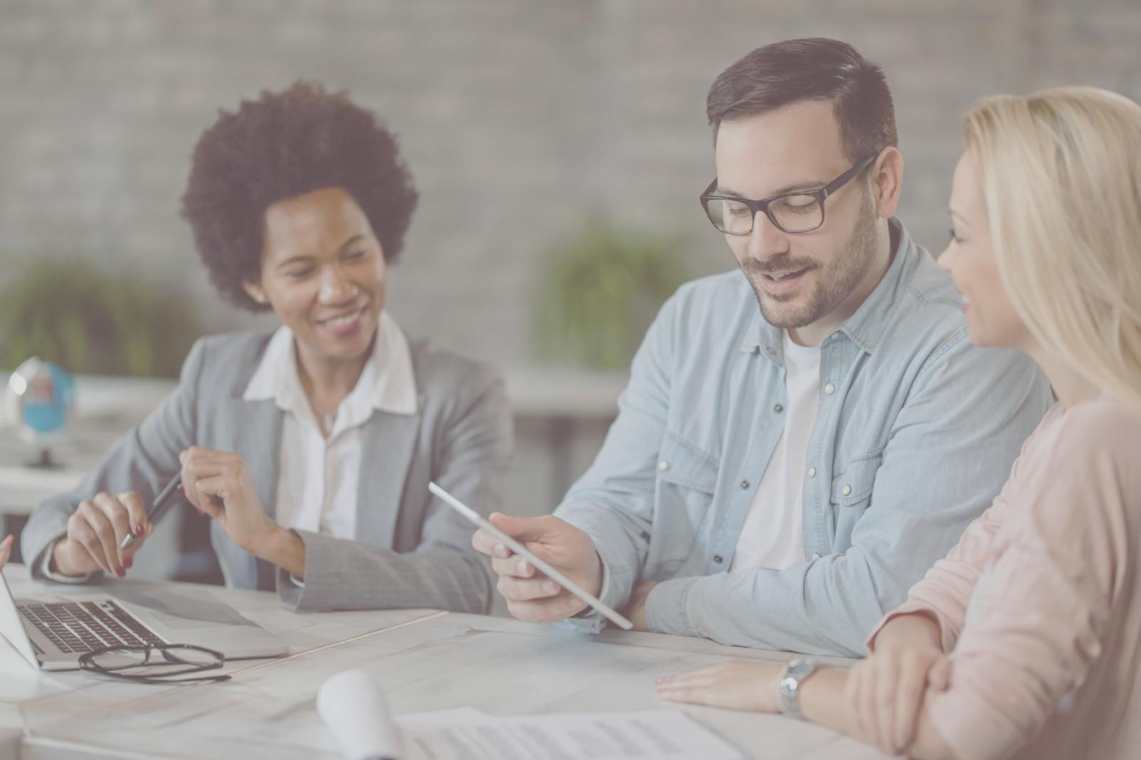 Analistas trabajando en modelos financieros corporativos