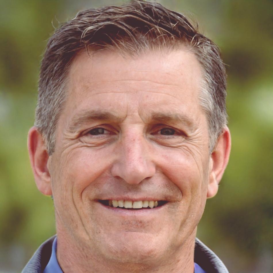 Linus Thorne, analista senior de proyectos financieros